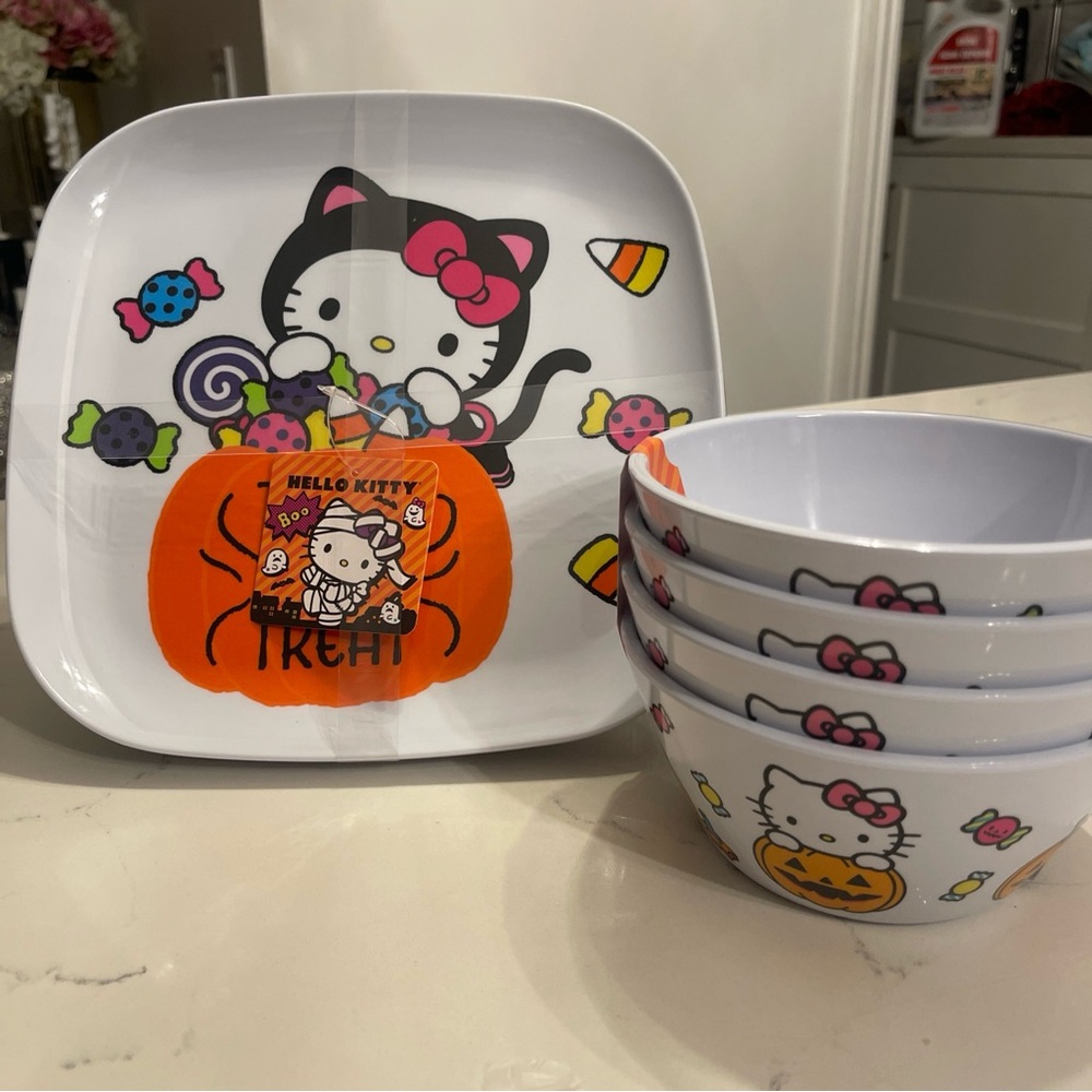 Hello kitty Halloween 4 piece plates and bowls